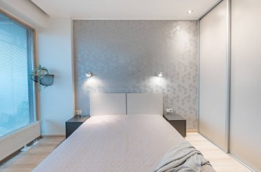 Lüks Ev Yatak Odası İçi. Büyük boy yatak, beyaz duvarlar ve tavan. Pencerelerden Balkon 'a. LED Işık. Yatak odasının içi. Geniş Açı