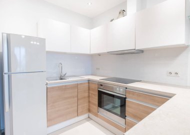 İskandinav Tarzı Konforlu Modern Açık Parlak Mutfak İç mimarisi. Arka planda musluk, fırın, buzdolabı ve mobilya var. Geniş Açı