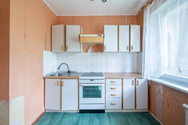 Terk edilmiş bir binada mutfak kötü durumda. Terk edilmiş ev içi. Kirli Oda. Eski Sovyet İç Kesimi. Geniş Açı