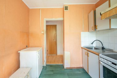 Terk edilmiş bir binada mutfak kötü durumda. Terk edilmiş ev içi. Kirli Oda. Eski Sovyet İç Kesimi. Geniş Açı