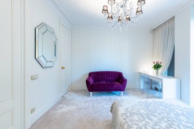 Lüks yatak odası iç mimarisi, modern ev, güzel iç mekan, büyük boy yatak. Pencereden Balkon 'a, Mor Koltuk ve Masa' ya. Duvardaki Ayna. Geniş Açı