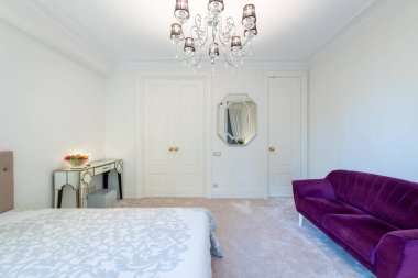 Kapalı Beyaz Ahşap Kapı ve Lüks Ana Yatak Odası İçi, Modern Ev, Güzel İç Modeli, Büyük Yatak. Mor kanepe ve meyveli masa. Lüks Lamba ve Ayna. Geniş Açı