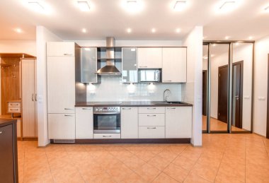 İskandinav Tarzı Konforlu Modern Açık Parlak Mutfak İç mimarisi. Arka planda musluk, buzdolabı, mikrodalga fırın, fırın, fırın, kaput ve mobilya var. Geniş Açı