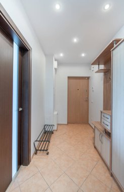 Ev Girişi, Koridor İçi. Tahta dış kapı, döşeme döşemesi. Minimalizm. LED Işık. Dolap, sağdaki gardırop. Ayna. Geniş Açı