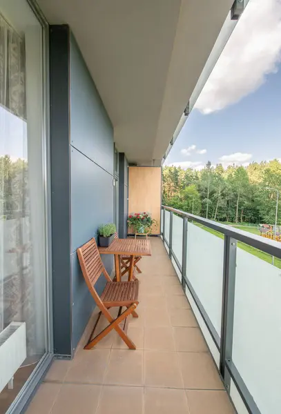 Soğuk Bölge ve Balkon İç mimarisi. Döşemeli duvarlar ve döşemeler. Beyaz Tavan. Parlak Suy Günü, Bulutlu Gökyüzü. Geniş Açı