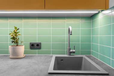 Modern Mutfak Mobilyalı Mobilya ve Ahşap Döşemeli. Parlak Beyaz Duvarlar