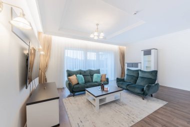 Modern Scadinavian Ev Oturma Odası. Lüks modern apartman dairesi. Açık iç mekan, Geniş TV Masa Sandalyeleri. Koltuk, kanepe, Kahve Masası İskandinav Tasarımı. Pencereler ve Perdeler. Geniş Açı