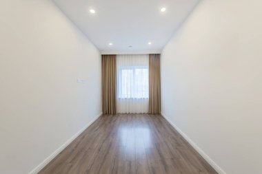 Boş beyaz duvarlar odası ve LED ışığı. Beyaz duvarları ve ahşap zemini olan boş odalı bir ev. Uzayı kopyala Arka planda Pencereler ve Perdeler. Oturma odası. Geniş Açı