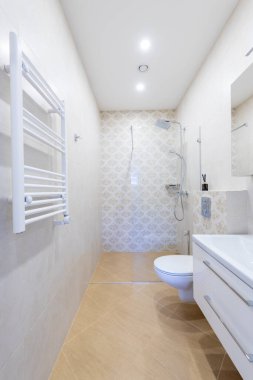 Parlak Modern Lüks İskandinav Banyosu Duş İç Tasarımı. LED ışıkları. Beyaz ısıtıcı. Duş odası. LED Işık. Döşeme döşemesi. Geniş Açı