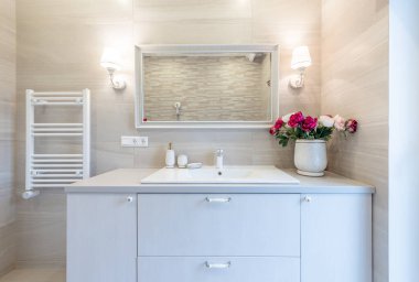 Parlak Modern Lüks İskandinav Banyo İç Tasarımı Banyo. LED ışıkları. Tuvalet, Beyaz Lavabo. Isıtıcı. Geniş Açı