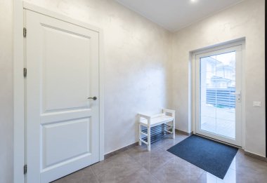 Ev Girişi Salonu. İç mekan. Tahta dış kapı, döşeme döşemesi. LED Işık. Geniş Açı