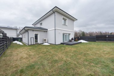 Geniş bahçesi ve garajı olan basit ve modern bir ev. Yeni yapım lüks ev dış görünüşü