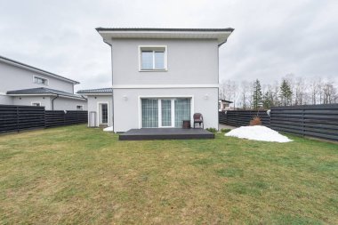 Geniş bahçesi ve garajı olan basit ve modern bir ev. Yeni yapım lüks ev dış görünüşü