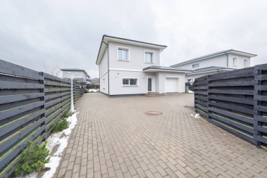 Geniş bahçesi ve garajı olan basit ve modern bir ev. Yeni yapım lüks ev dış görünüşü