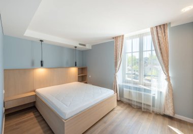 Lüks Ev Yatak Odası İçi. Büyük boy yatak, beyaz tavan. Pencereler ve Perde. Kahve Masası, LED Light. Güneş ışığı. Geniş Açı