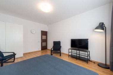 Modern Ev Minimalist Yatak Odası Mobilyalı ve Doğal Işıklı. Modern yatak odası, rahat, çift kişilik, geniş pencereli doğal ışıklandırma, zarif ahşap döşeme, şık dekorasyon.