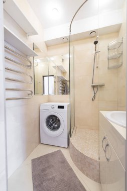 Parlak Modern Lüks İskandinav Banyosu Duş İç Tasarımı. LED ışıkları. Beyaz ısıtıcı. Duş odası. Döşemeli Modern Çamaşır Makinesi Cam Duş Geniş Banyosu