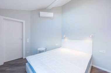 Parlak ve temiz bir yatak odası, rahat bir yatak odası, beyaz gömme gardırop, tavan penceresi ve minimalist tasarım, mükemmel bir rahatlama için atmosfer. Modern Minimalist Lüks Ev Yatak Odası İçi