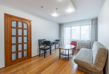 Old Retro Classic Style Salon İçi. Koltuk, ahşap zemin, kahve masası ve dolaplar arka planda. Beyaz Duvar ve Tavan. Parlak lamba. Geniş Açı.