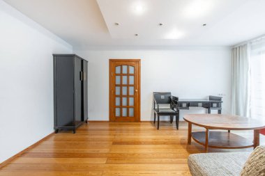 Old Retro Classic Style Salon İçi. Koltuk, ahşap zemin, kahve masası ve dolaplar arka planda. Beyaz Duvar ve Tavan. Parlak lamba. Geniş Açı.