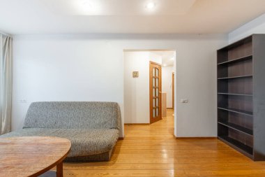 Old Retro Classic Style Salon İçi. Koltuk, ahşap zemin, kahve masası ve dolaplar arka planda. Beyaz Duvar ve Tavan. Parlak lamba. Geniş Açı.