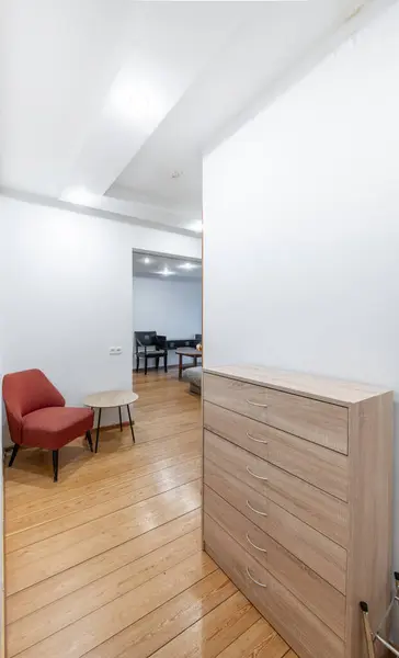 Ev Girişi Salonu. İç mekan. Tahta dış kapı, kahverengi zemin. Kırmızı Sandalye, Kahve Masası. LED Işık. Geniş Açı