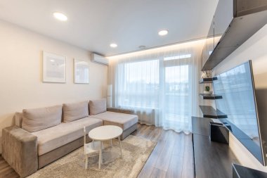 Parlak ve modern oturma odasında minimalist mobilyalar, ahşap döşemeler ve rahat bir atmosfer var. Çağdaş tasarımı vurgulamak için içsel ilham için ideal.