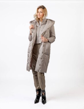 Sıcak kışlık palto giymiş zarif bir kadın şık bir resmi kıyafet giymiş, kendine güveni olmayan bir yüz ifadesi sergiliyor. Şık kış kıyafetleri ve günlük cazibe için ideal bir temsil..