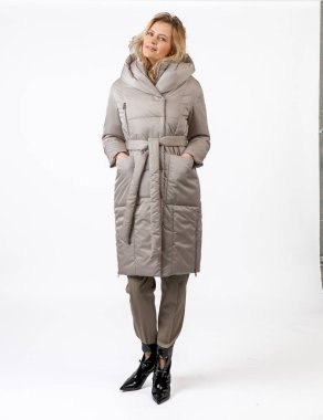 Sıcak kışlık palto giymiş zarif bir kadın şık bir resmi kıyafet giymiş, kendine güveni olmayan bir yüz ifadesi sergiliyor. Şık kış kıyafetleri ve günlük cazibe için ideal bir temsil..