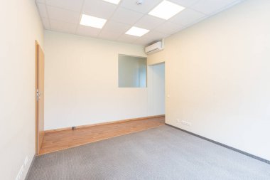 Geniş pencereleri ve temiz tasarımı olan parlak ve boş ofis içi, doğal ışıkla aydınlatılmış profesyonel bir çalışma alanı sunuyor. Geniş Pencereli İyi Aydınlatılmış Boş Oda İçi Temiz Tasarım