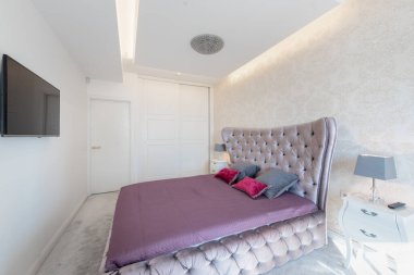 Zarif bir yatak odası, mor bir yatak odası, beyaz çekmeceler, ve minimalist dekorlar, rahatlık ve estetik için mükemmel bir stil..