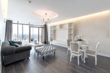 Parlak ve ferah modern oturma odası yemek alanı ve açık mutfağı, zarif mobilyaları ve zevkli dekorları var. Açık Mutfak ve Şık İç Tasarımlı Modern Ev Oturma Odası