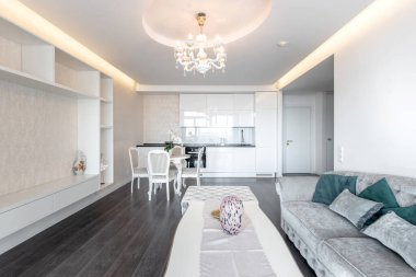 Parlak ve ferah modern oturma odası yemek alanı ve açık mutfağı, zarif mobilyaları ve zevkli dekorları var. Açık Mutfak ve Şık İç Tasarımlı Modern Ev Oturma Odası