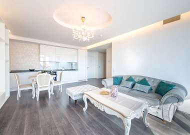 Parlak ve ferah modern oturma odası yemek alanı ve açık mutfağı, zarif mobilyaları ve zevkli dekorları var. Açık Mutfak ve Şık İç Tasarımlı Modern Ev Oturma Odası