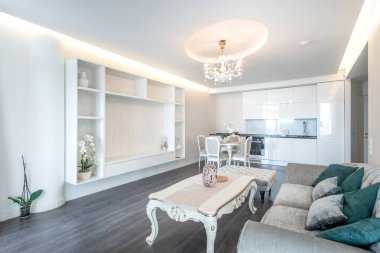 Parlak ve ferah modern oturma odası yemek alanı ve açık mutfağı, zarif mobilyaları ve zevkli dekorları var. Açık Mutfak ve Şık İç Tasarımlı Modern Ev Oturma Odası