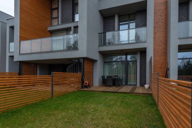 Çağdaş konak, ahşap döşemeli ve çimenlikli özel bir avlu içeriyor. Bina geniş pencereli ve ahşap aksanlı şık bir tasarıma sahip. Ev Açık Alanı