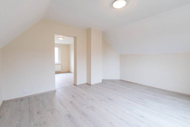 Ahşap kaplama döşeme, tarafsız duvarlar ve çağdaş bir titreşim ile iyi aydınlatılmış geniş bir oda. Ahşap döşemeleri olan parlak, modern boş oda. Yeni İnşaat İç mimarisi
