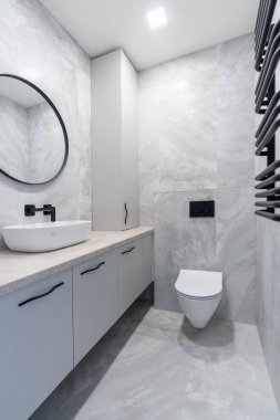 Modern mermer duvarların, parlak armatürlerin ve zarif mobilyaların olduğu çağdaş minimalist bir banyo. Premium malzemelerle parlak ve ferah bir tasarım. Temiz Mermer Tasarımı. Ev İçi