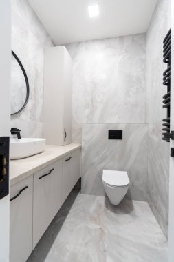 Modern mermer duvarların, parlak armatürlerin ve zarif mobilyaların olduğu çağdaş minimalist bir banyo. Premium malzemelerle parlak ve ferah bir tasarım. Temiz Mermer Tasarımı. Ev İçi