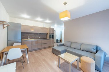 Yaşayan uzay mobilyalarıyla harmanlanmış minimalist bir mutfak tasarımı sergileniyor. Modern Ev Planı Ev Mutfağı ve Yaşam Alanı İç Tasarımı