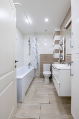 Parlak modern banyo iç tasarımı nötr renkli fayanslar, zarif eşyalar ve dahili bir küvet içeriyor. Temiz Çizgileri ve Tarafsız Renkleri Olan Modern Ev Minimalist Tuvaleti
