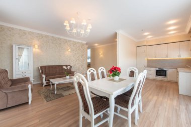 Zarif dekorları, lüks mobilyaları ve sıcak ışıklandırmaları olan sofistike bir ev ve yemek odası. Huzurlu ama şık bir iç mekan için ideal. Lüks ev odası iç mimarisi