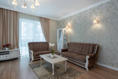 Parlak ve sofistike yaşam alanı geniş doğal ışık ve klasik mobilyalar içerir. Mobilyalar, sıcak ışıklandırma ve zevkli bir dekor. Şık Ev Oturma ve Yemek Odası İçi