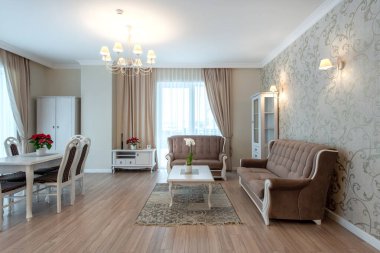 Parlak ve sofistike yaşam alanı geniş doğal ışık ve klasik mobilyalar içerir. Mobilyalar, sıcak ışıklandırma ve zevkli bir dekor. Şık Ev Oturma ve Yemek Odası İçi