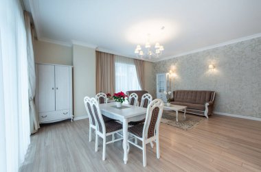 Parlak ve sofistike bir yaşam alanı geniş doğal ışık, klasik mobilyalar ve havadar bir ortam, harmanlayıcı bir konfor içerir. Şık Ev Oturma ve Yemek Odası İçi