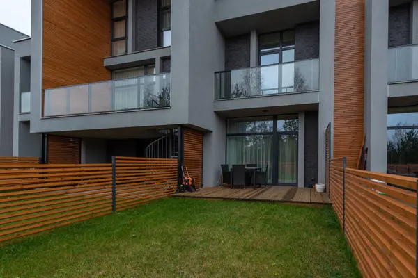 Çağdaş konak, ahşap döşemeli ve çimenlikli özel bir avlu içeriyor. Bina geniş pencereli ve ahşap aksanlı şık bir tasarıma sahip. Ev Açık Alanı