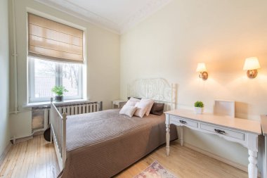 Lüks Ev Geçmişi Yatak Odası İçi. Büyük boy yatak, beyaz duvarlar ve tavan. Pencereler ve Perde. Eski Kahve Masası, Ayna ve Pencereler. Geniş Açı