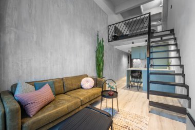 Lüks Çatı Stili Stüdyo Daire Modern Salon Bölgesi, Konforlu Yatak Odası. İnsansız Minimalist Modern İç mimari. Arka planda Büyük Kanepe, Masa, Mutfak Bölgesi. İkinci Katın Merdiveni.
