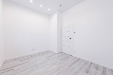 Boş beyaz duvar odası köşesi ve LED ışığı. Beyaz duvarları ve ahşap zemini olan boş bir oda. Kapalı Beyaz Kapılar. Geniş Açı