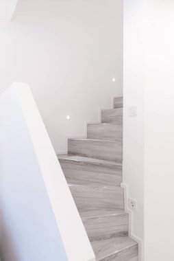 Ahşap Modern Merdivenler ve Tırabzanlar. Üst katta. Beyaz Duvarlar, LED Işık. Ev İçi